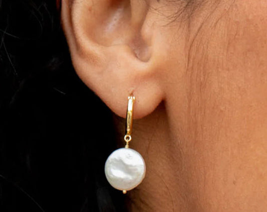 Gorjana Reese Pearl Huggies | Gold